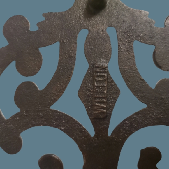 Set of Vintage Cast Iron Trivets - Picture 4 of 4